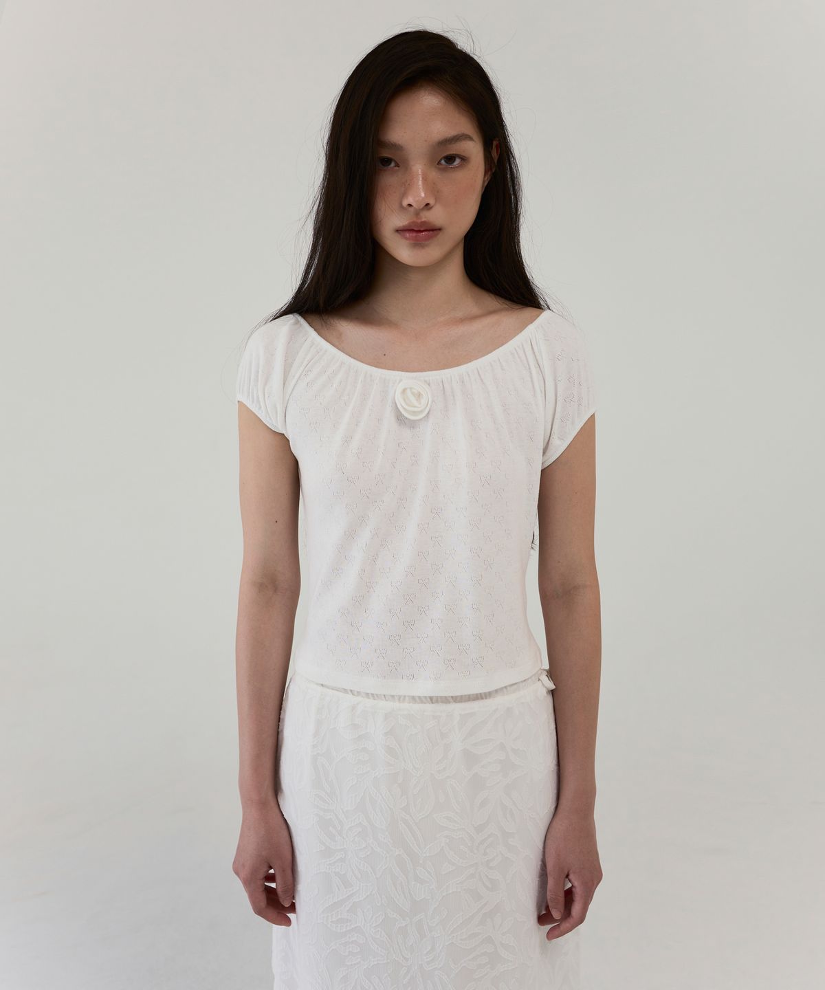 아옵트(AOPT) TWO-WAY ROSE SHIRRING TOP - WHITE