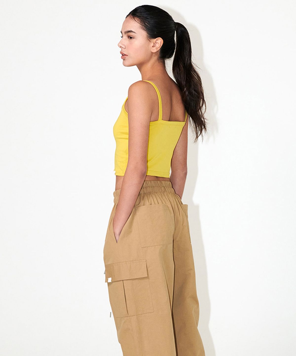 에이알유(A.R.U) CROP SLEEVELESS