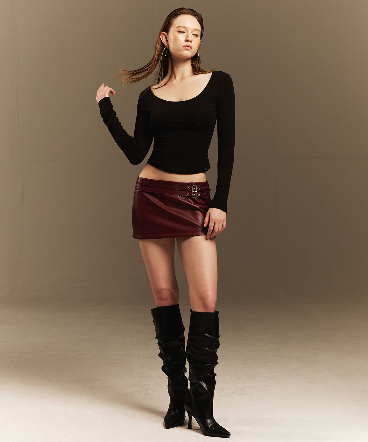 에이알유(A.R.U) U NECK LONG SLEEVE