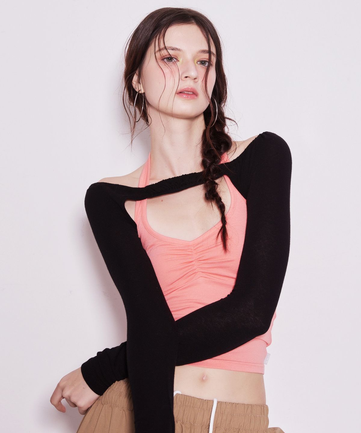 에이알유(A.R.U) SHIRRING HALTER TOP