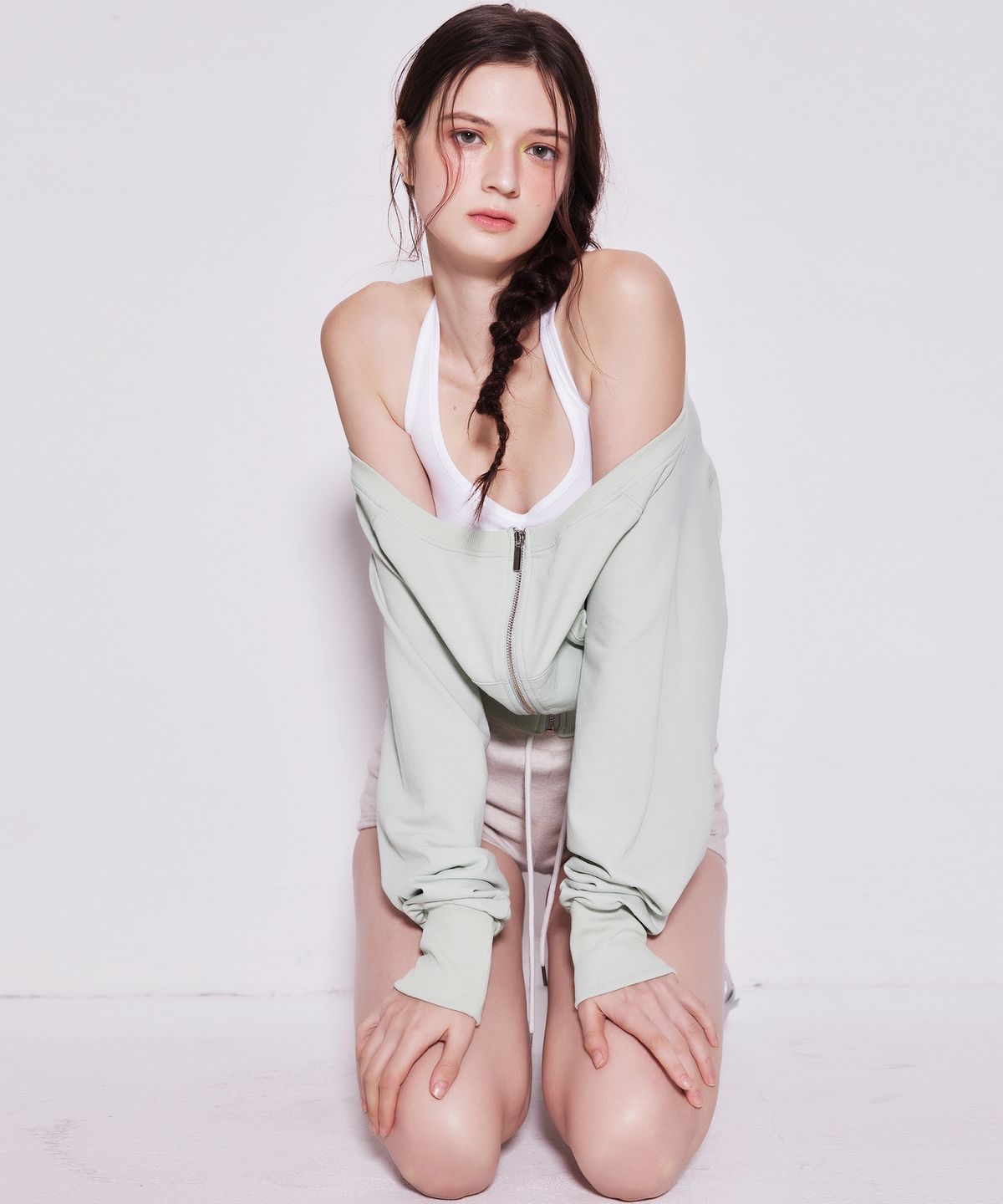 에이알유(A.R.U) OFF SHOULDER ZIP UP