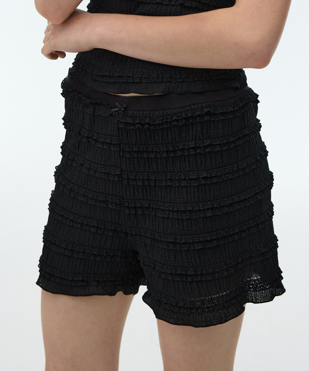 디어스토커(DEARSTALKER) HARU FRILL PATTERNED SHORTS - BLACK