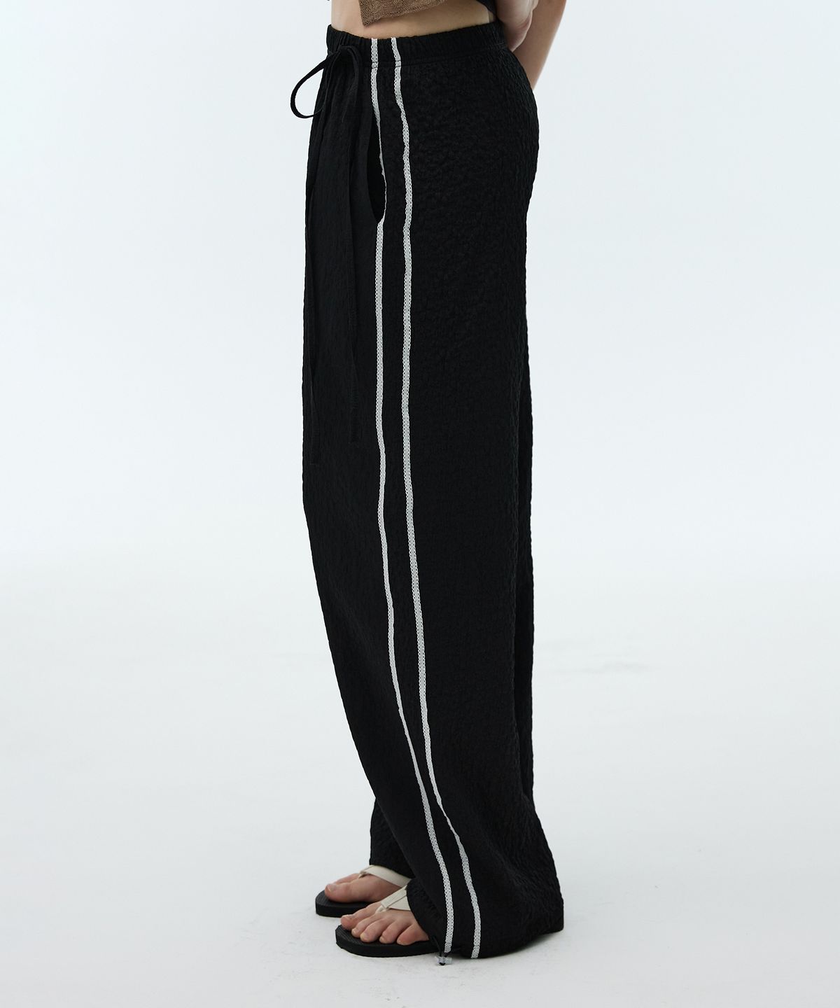 디어스토커(DEARSTALKER) ERIN FLOWER PARACHUTE PANTS - BLACK
