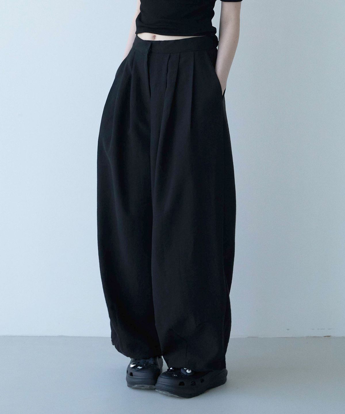 무아르모아(MOIREMOA) draw string wide pants-black
