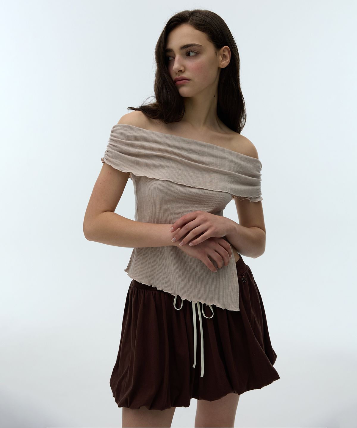 디어스토커(DEARSTALKER) HELLIA SLIT OFF-SHOULDER T - SKIN BEIGE