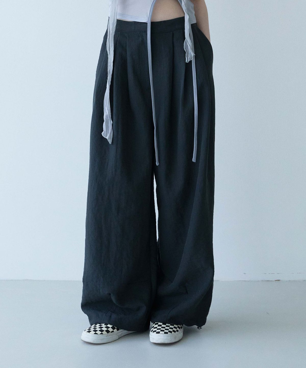 무아르모아(MOIREMOA) draw string wide pants-dark slate gray
