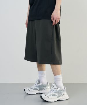 컴피 인버티드 플리츠 스웻 하프 팬츠 [KHAKI]