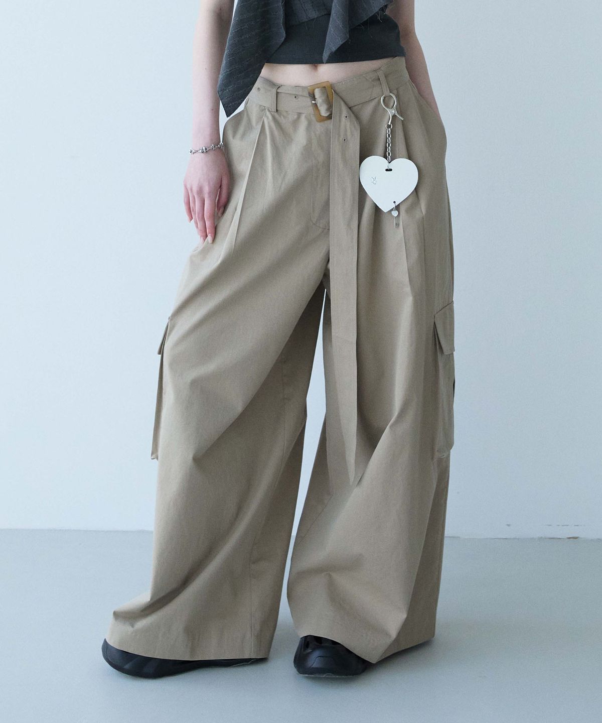 무아르모아(MOIREMOA) Belt Cotton Cargo Pants-Beige