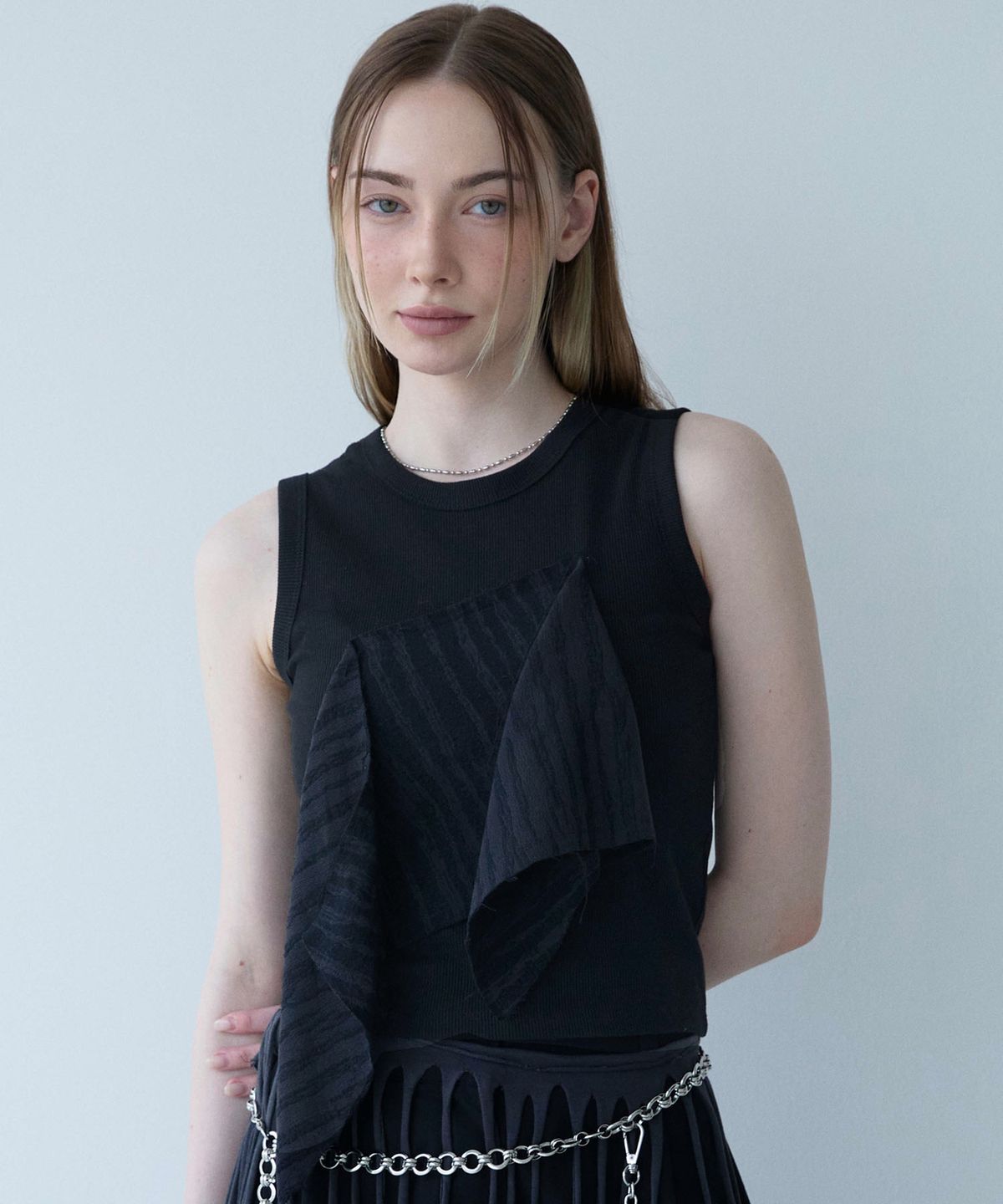 무아르모아(MOIREMOA) Cutting Patch Sleeveless Top-black