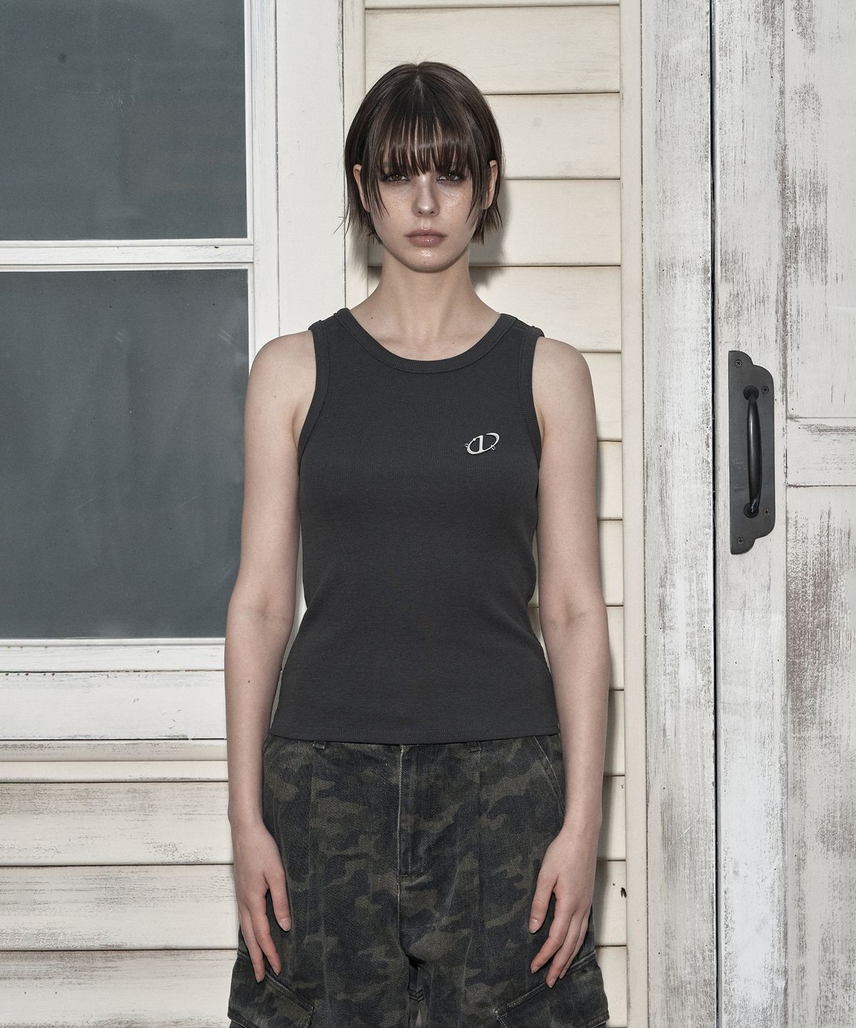 일리오(ILLIO) Charcoal Symbol ribbed sleeveless top