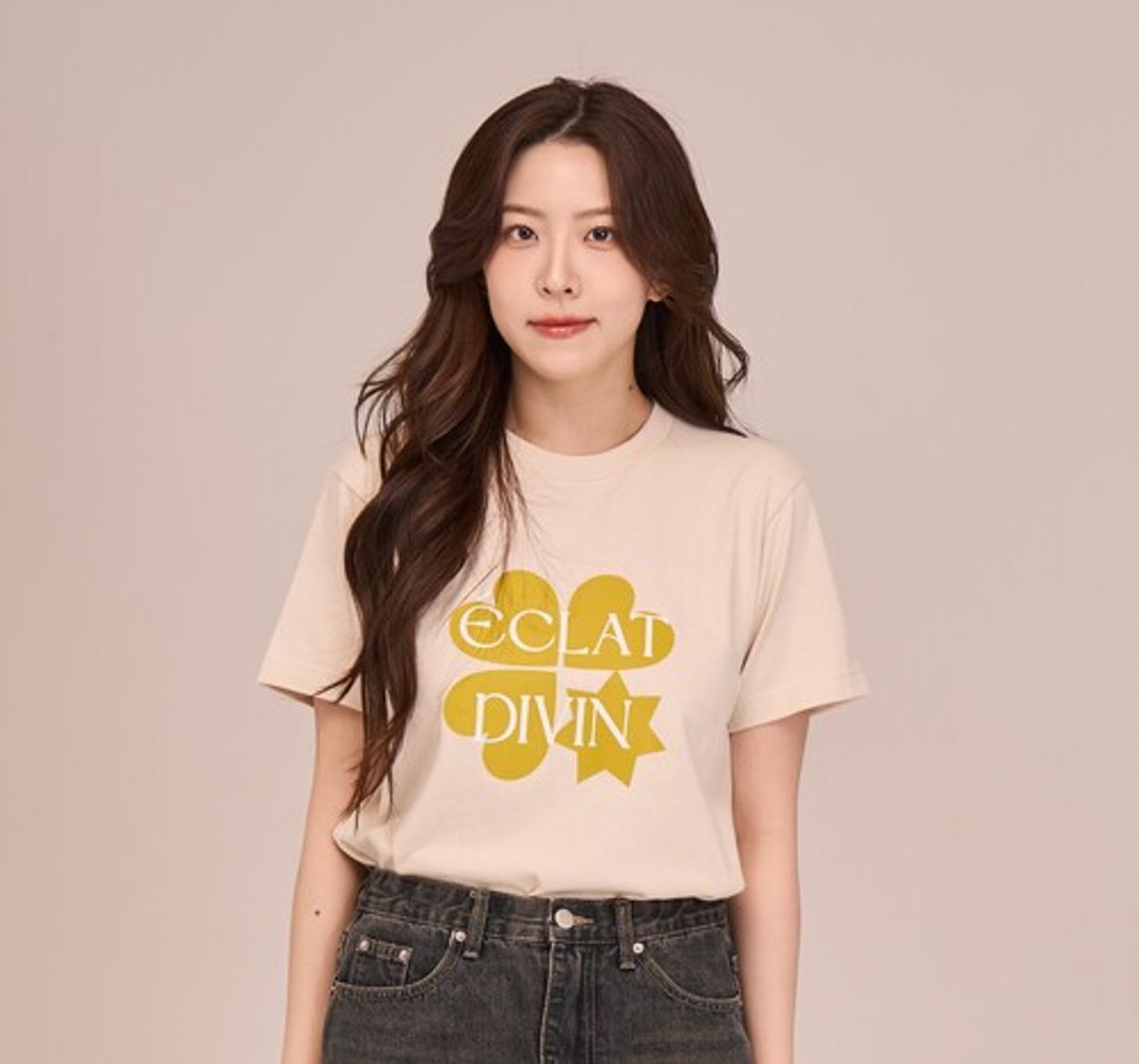 에클라 디뱅(ÉCLAT DIVIN) 라이트 베이지 반팔 티셔츠  Lucky Sign Tee