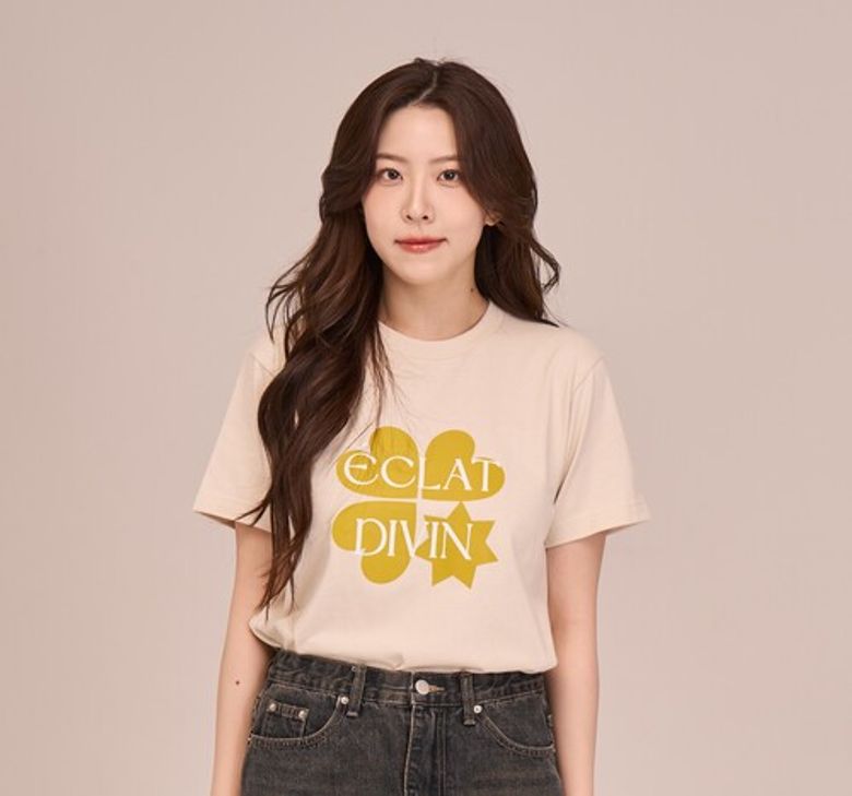 여성 라이트베이지 클로버 그래픽 레터링 반팔티