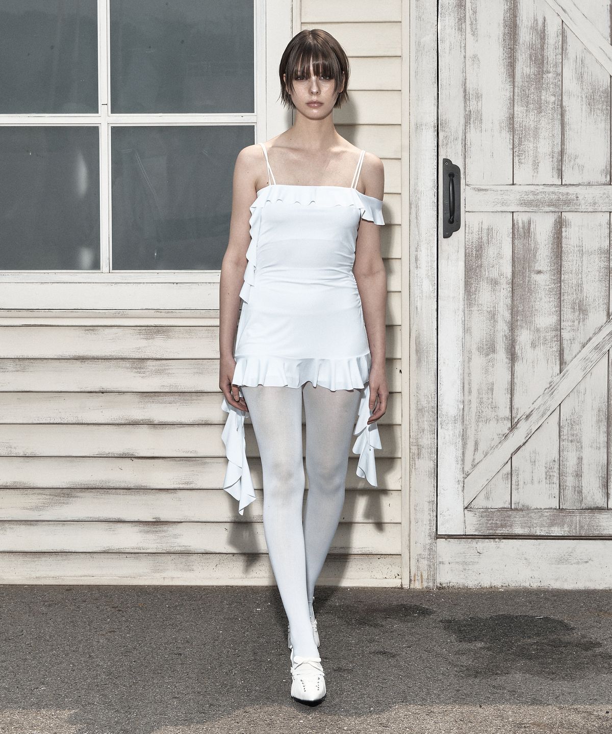 일리오(ILLIO) White solid ruffle drawstring top