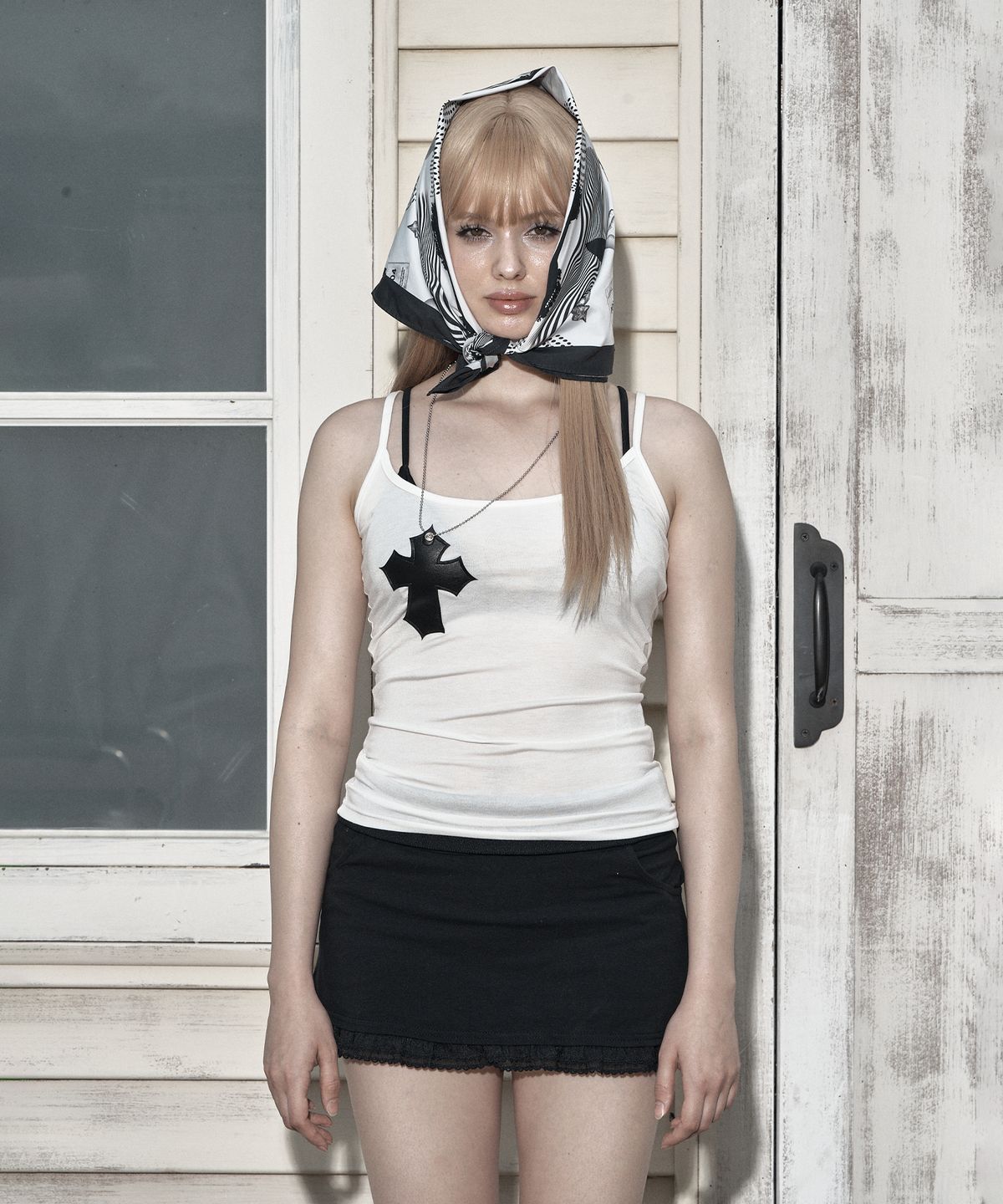 일리오(ILLIO) White faux leather cross necklace sleeveless (long)