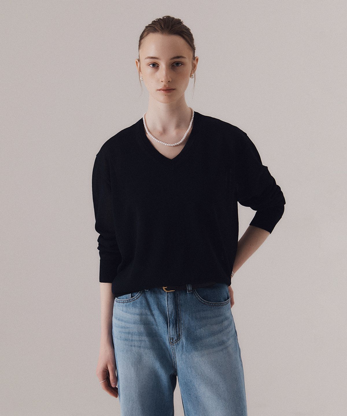 실른(SILN) Fine sheer v-neck pullover knit (NAVY)