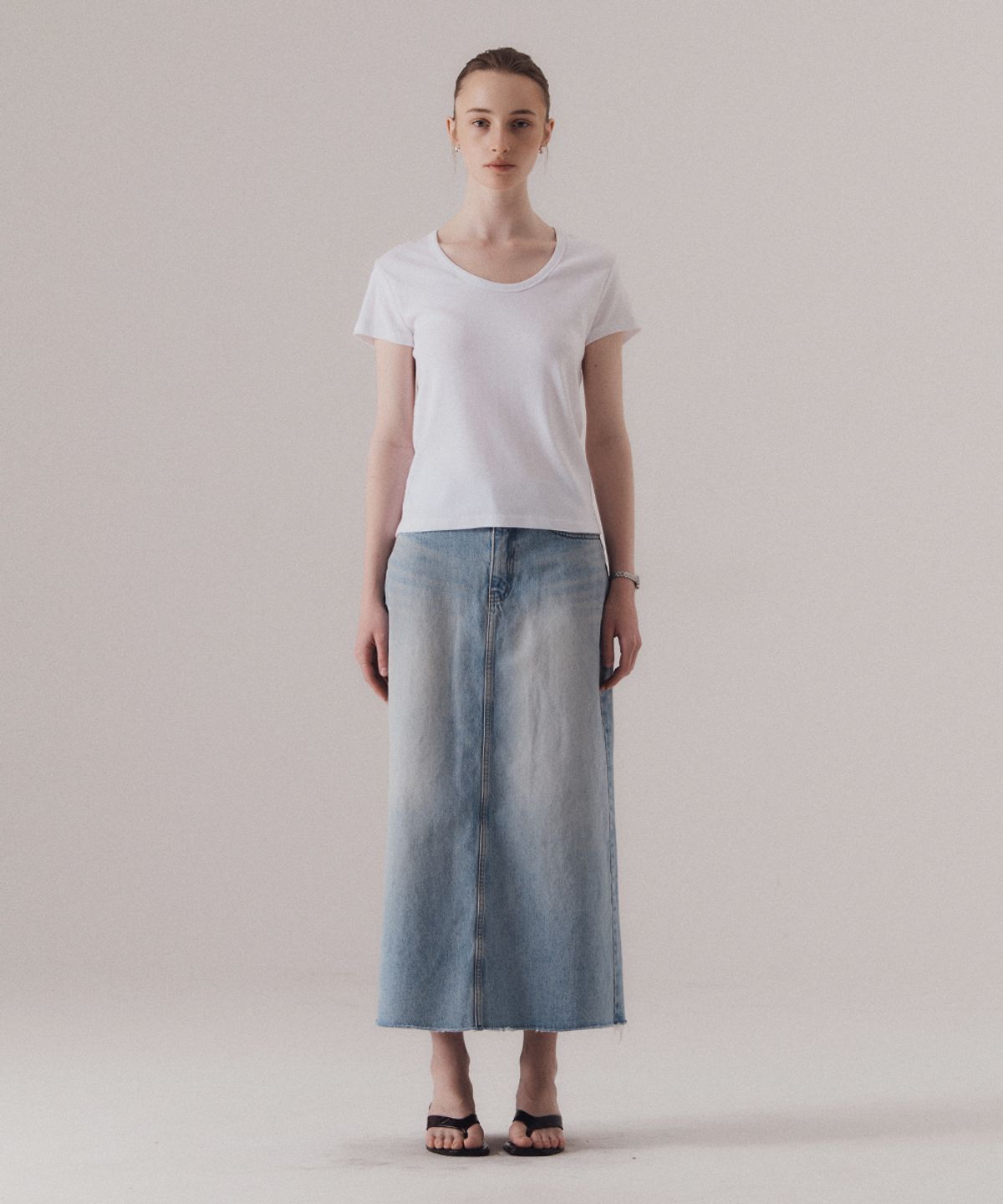실른(SILN) Raw edge classic denim skirt (BLUE)