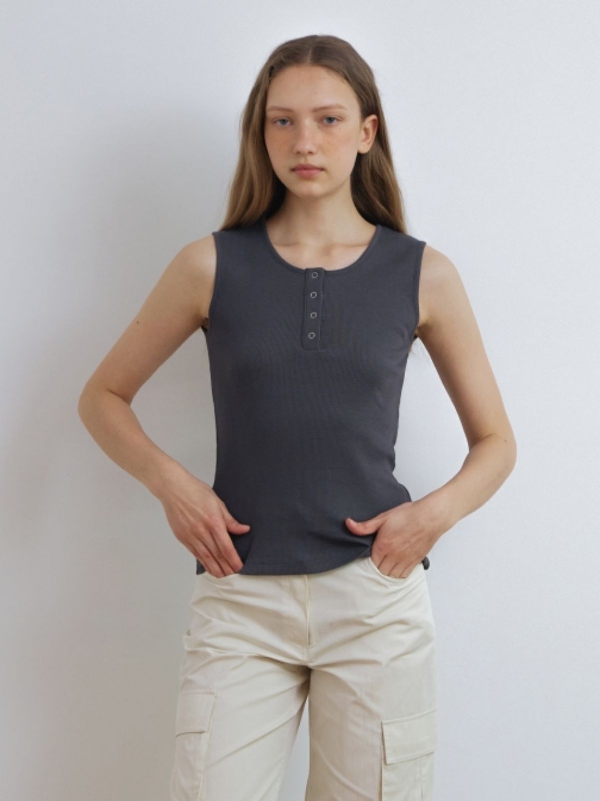 어나우트(UNNOUT) RIBBED HENLEY NECK SLEEVELESS SHIRT CHARCOAL