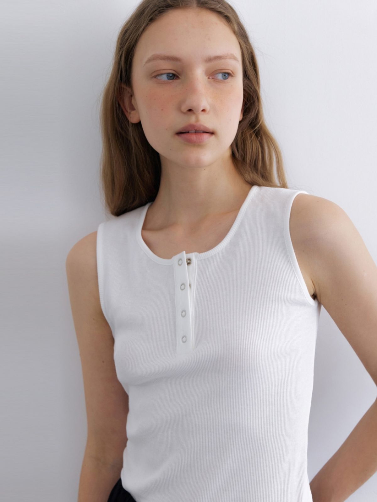 어나우트(UNNOUT) RIBBED HENLEY NECK SLEEVELESS SHIRT WHITE