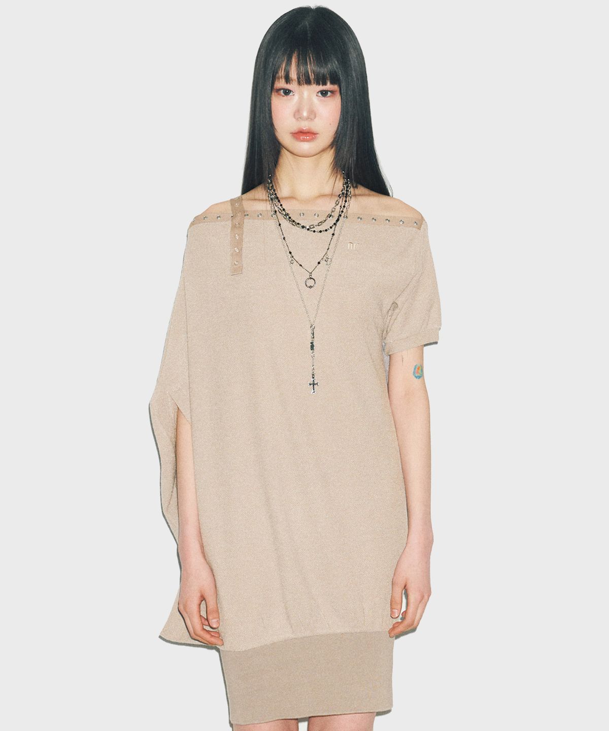 닐링(NILLRING) D07.00 Unbalanced boat neck short-sleeved Dress _ Beige