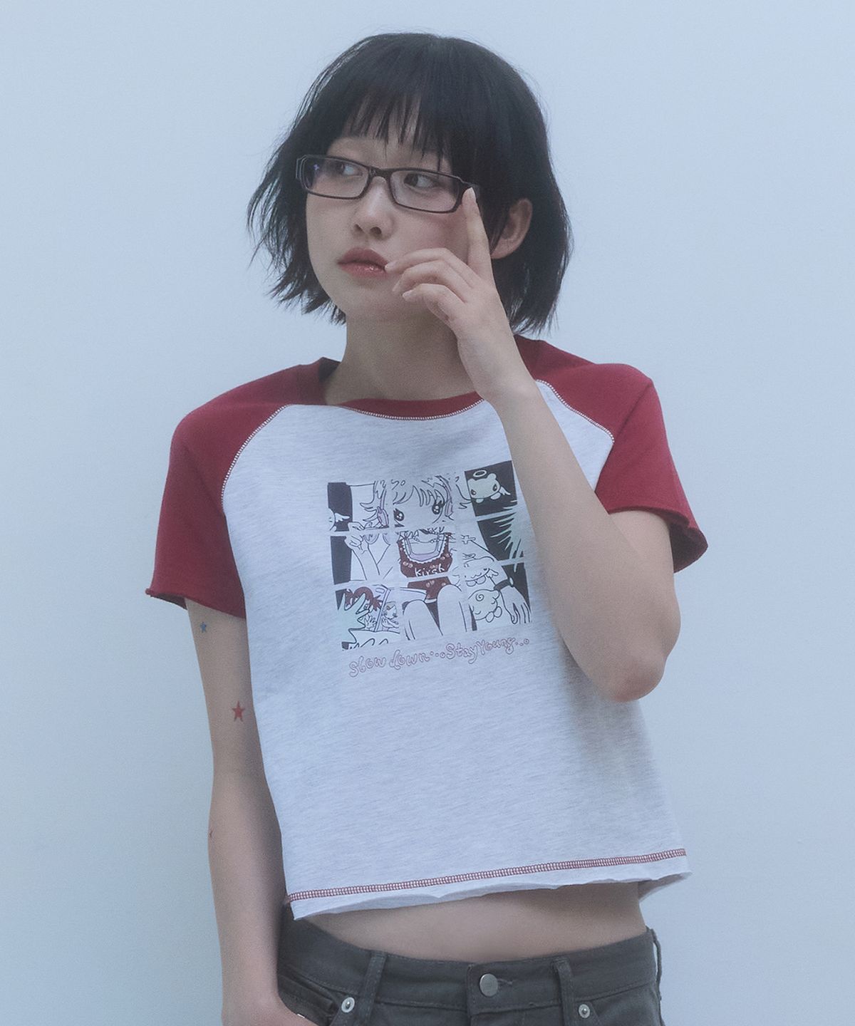 키르시(KIRSH) 키르시 X 썬원버드 세미 크롭 래글런 티셔츠 [멜란지 그레이]