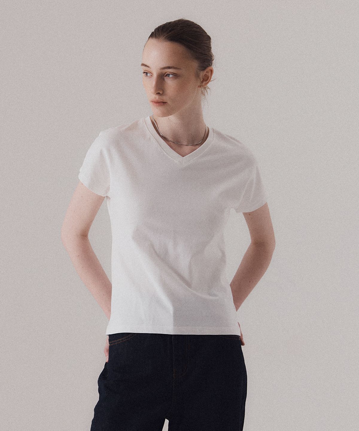 실른(SILN) Contour v-neck t-shirts (WHITE)
