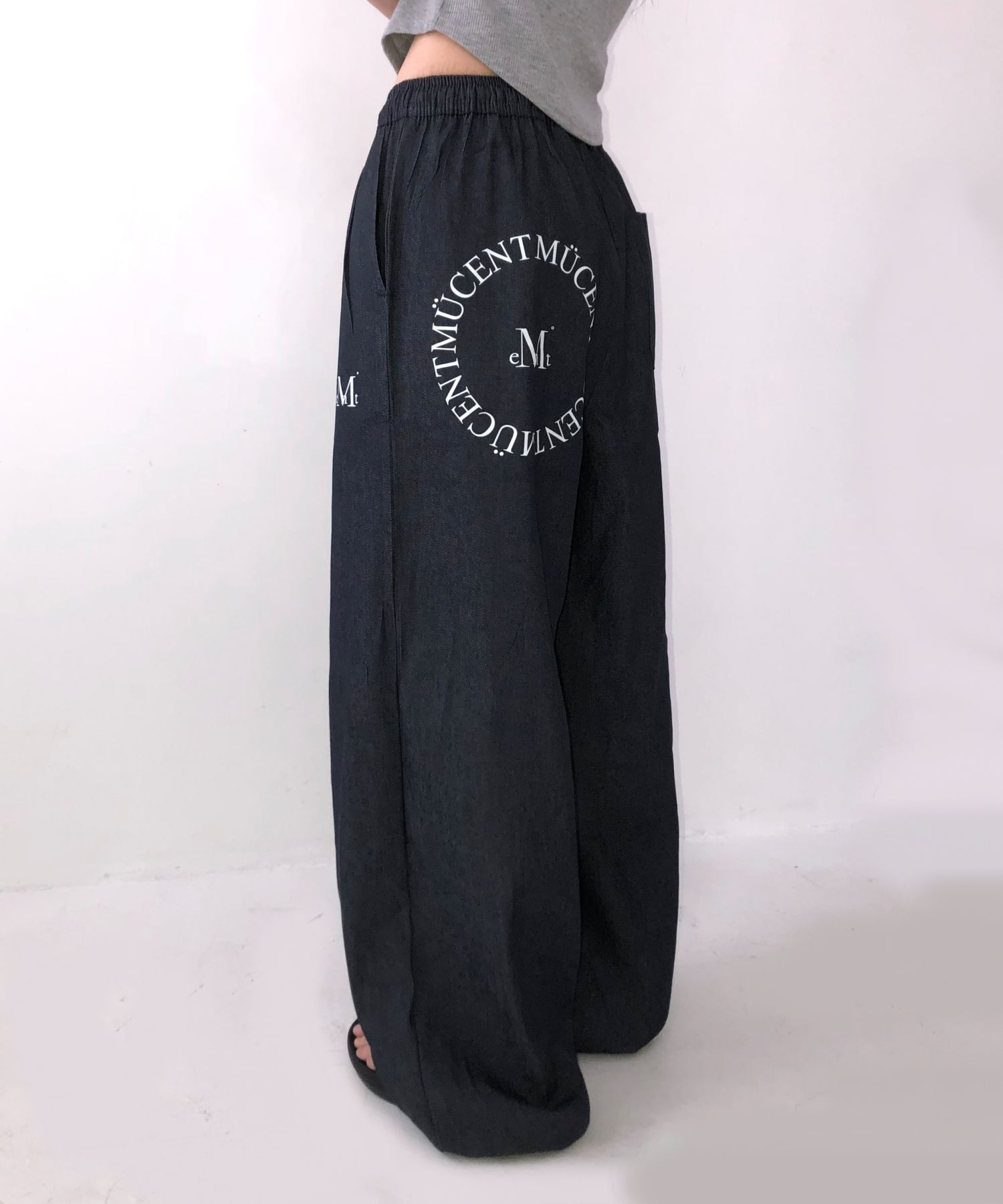 ☆韓国☆［MUCENT］ SIGNATURE ARC BACK LOGO DENIM PANTS Black SIGNATURE ARC BACK LOGO DENIM PANTS UNISEX 시그니처 원형 백