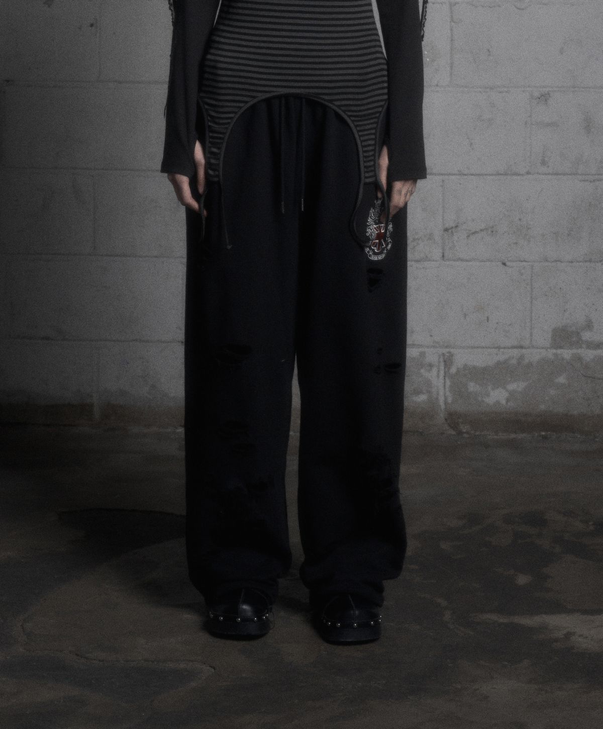 런던파퓸스 아카이브(LONDON PARFUMS ARCHIVE) DISTRESSED LOW SWEAT PANTS BLACK