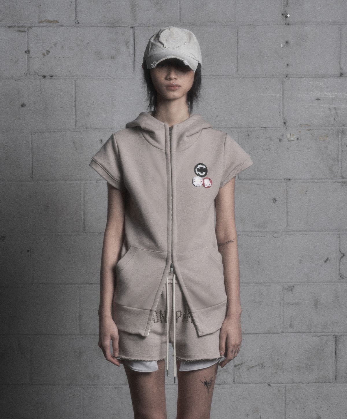런던파퓸스 아카이브(LONDON PARFUMS ARCHIVE) DEVIL HOODIE with PIN BUTTON SAND