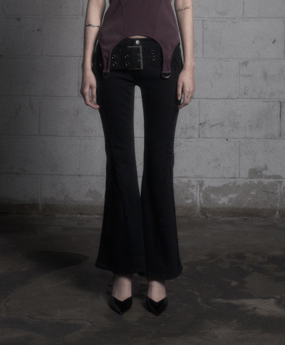 런던파퓸스 아카이브(LONDON PARFUMS ARCHIVE) BIG BUCKLE FLARE JEANS BLACK