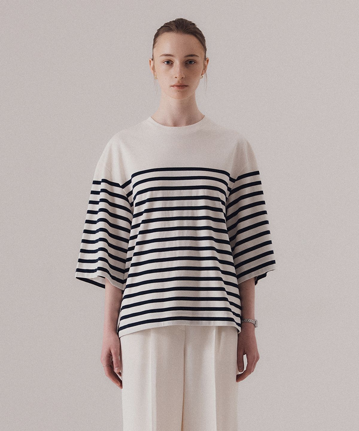 실른(SILN) Flared three-quarter sleeve stripe t-shirts (NAVY)