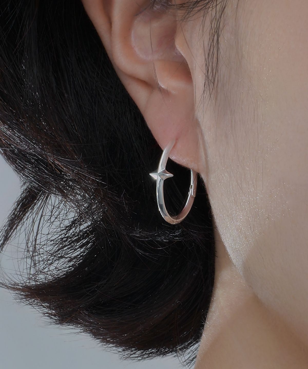 포스트루드(POSTLUDE) [SILVER] EDGE STAR OVAL HOOP EARRINGS