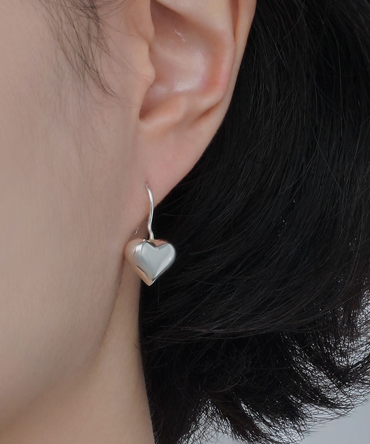 포스트루드(POSTLUDE) [SILVER] PUFFY HEART HOOK EARRINGS