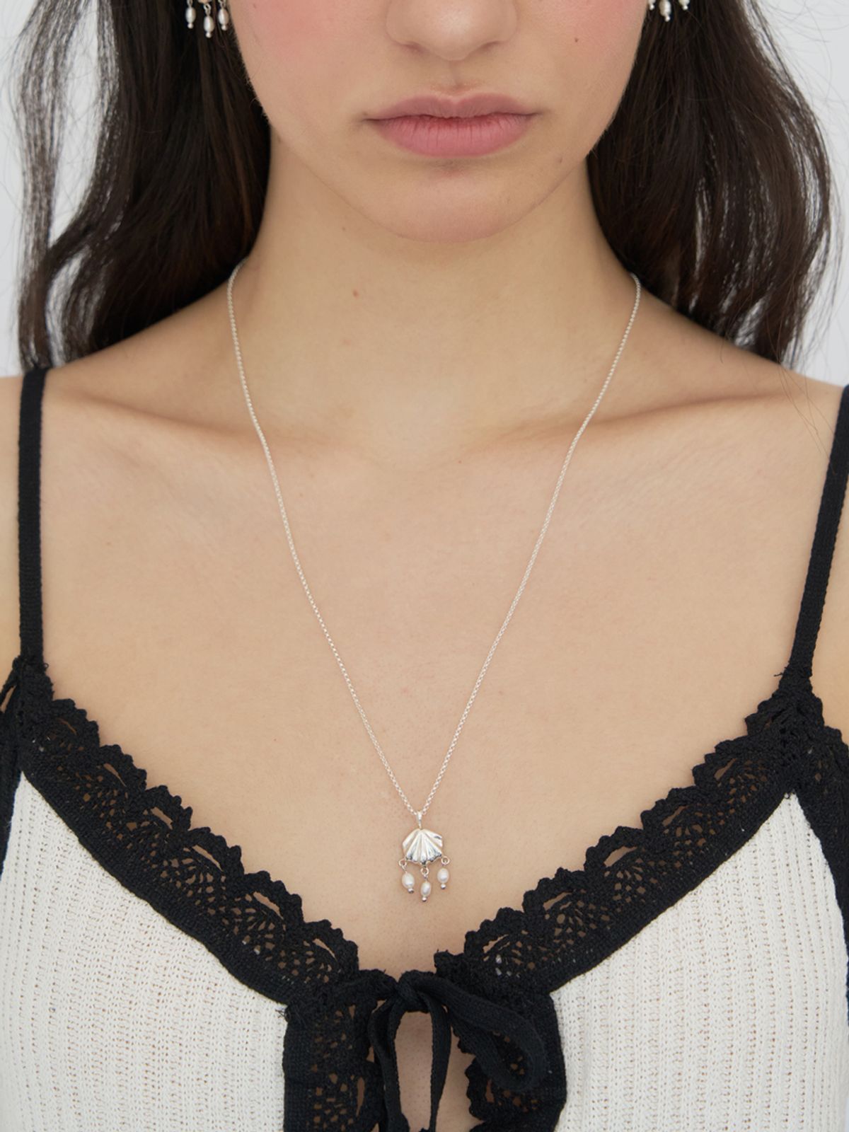 스틸 인스턴트(STILL INSTANT) Concha Pearl Drop Necklace