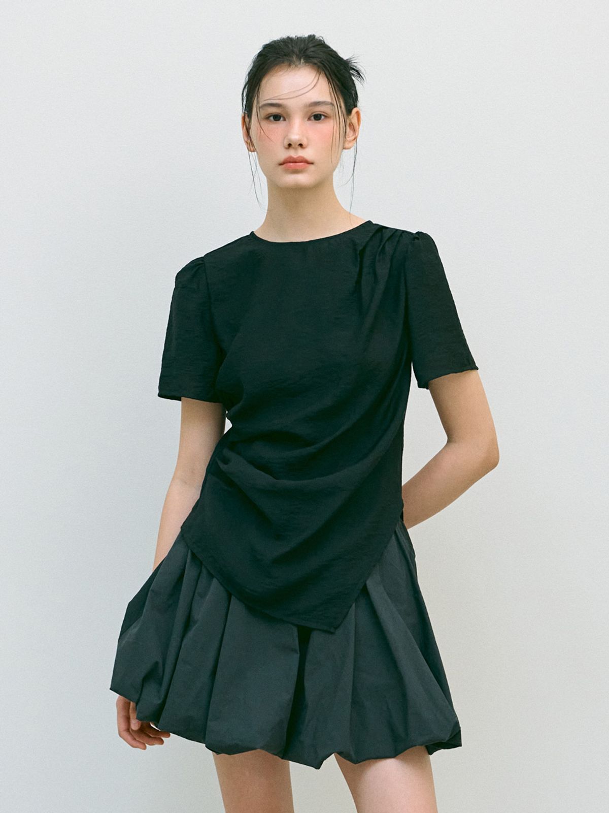 이제이노리(EJNOLEE) 블랙 비대칭 셔링 블라우스