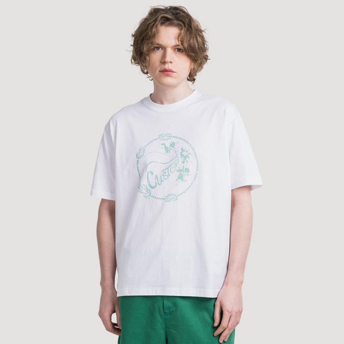 커스텀어스(CUSTOMUS) 써클 크랙 로고 프린트 남자 라운드 반팔 티셔츠 CXS25MKRT608 WHI