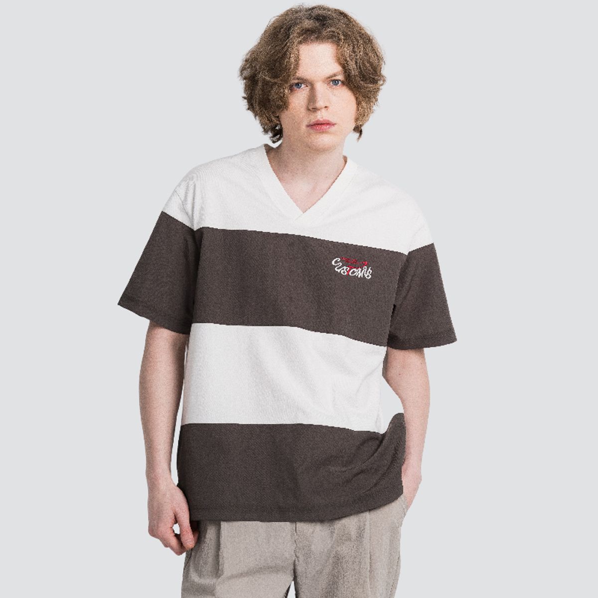 커스텀어스(CUSTOMUS) 브이넥 빅보더 스트라이프 남자 반팔 티셔츠 CXS25MKVT423 BRO
