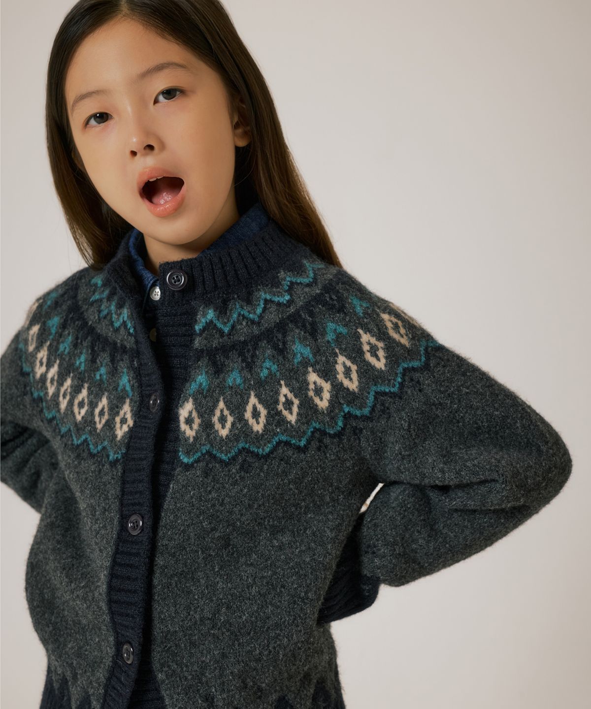 무신사 스탠다드 키즈(MUSINSA STANDARD KIDS) 페어 아일 라운드 넥 가디건 [차콜 그레이]
