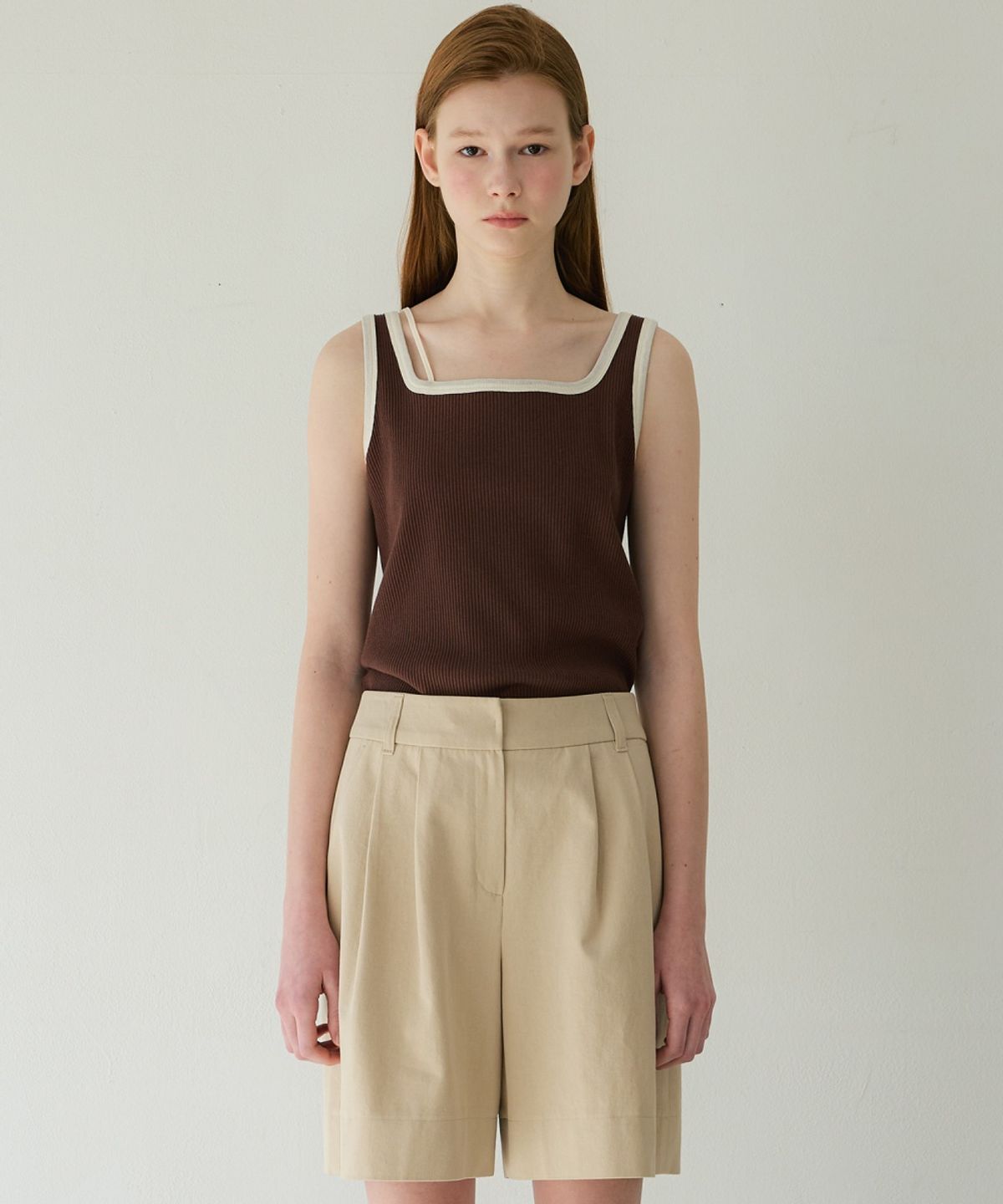 올리브 데 올리브(OLIVE DES OLIVE) 배색 슬리브리스 스트랩 티셔츠 OW5ME4070