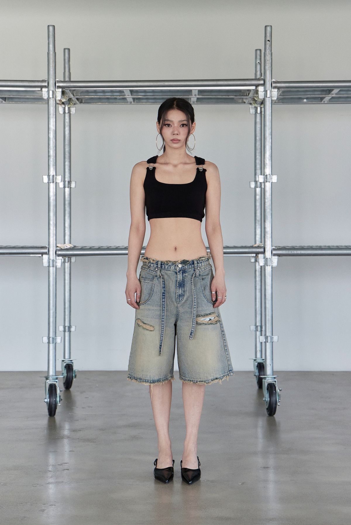 노 엑스트라 터치(NO EXTRA TOUCH) Buckle Strap Tank Top (Black)/ 25SMSL003BK
