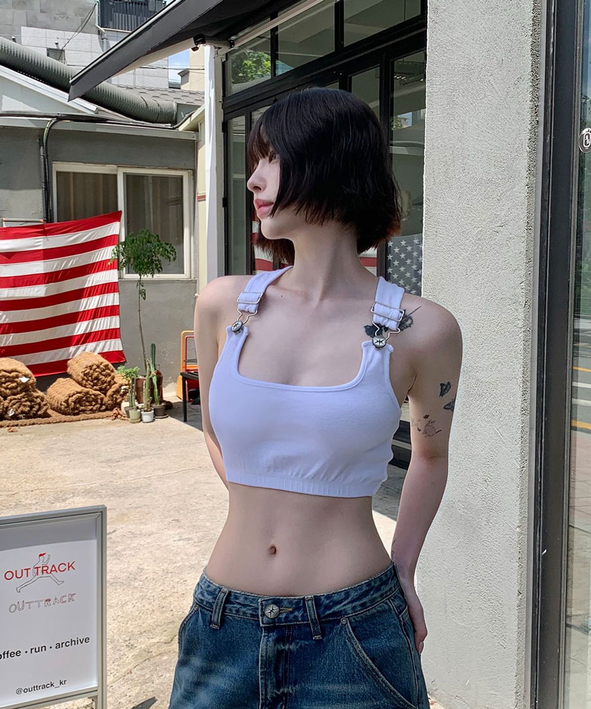 노 엑스트라 터치(NO EXTRA TOUCH) Buckle Strap Tank Top (White) / 25SMSL003WH