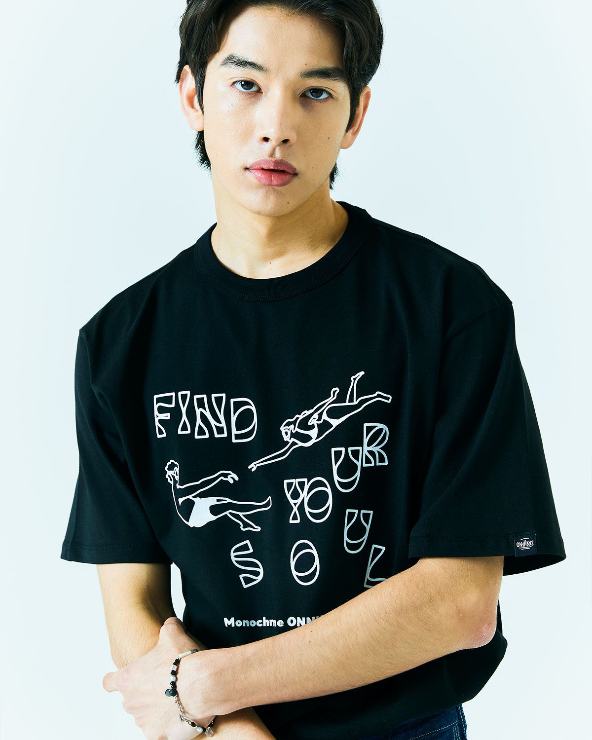 온한스(ONNHANS) 모노크롬 반팔 크루넥 프린트 티셔츠 01_블랙