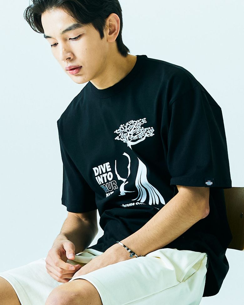 모노크롬 반팔 크루넥 프린트 티셔츠 03_블랙