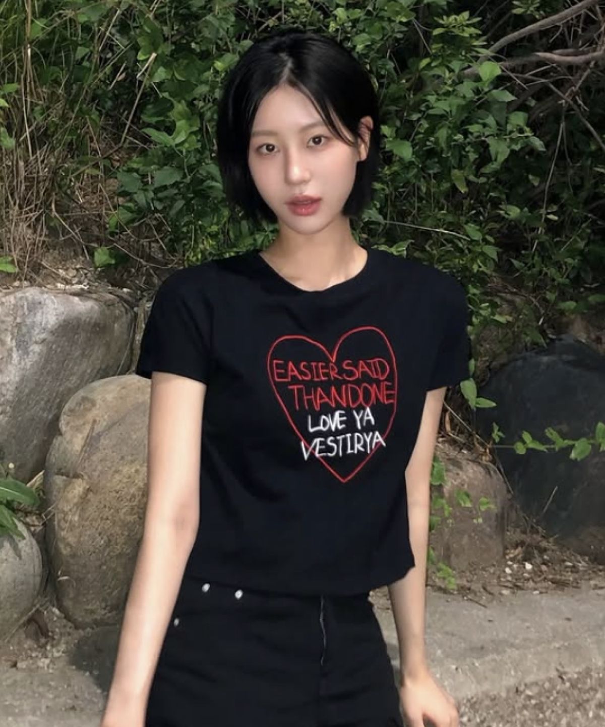 베스티리아(VESTIRYA) Heart Graffiti Crop T-shirts Black