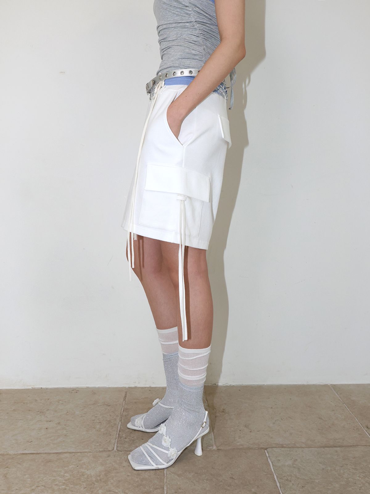 민더리(MEENDERI) SIDE STRAP POCKET SHORTS - WHITE