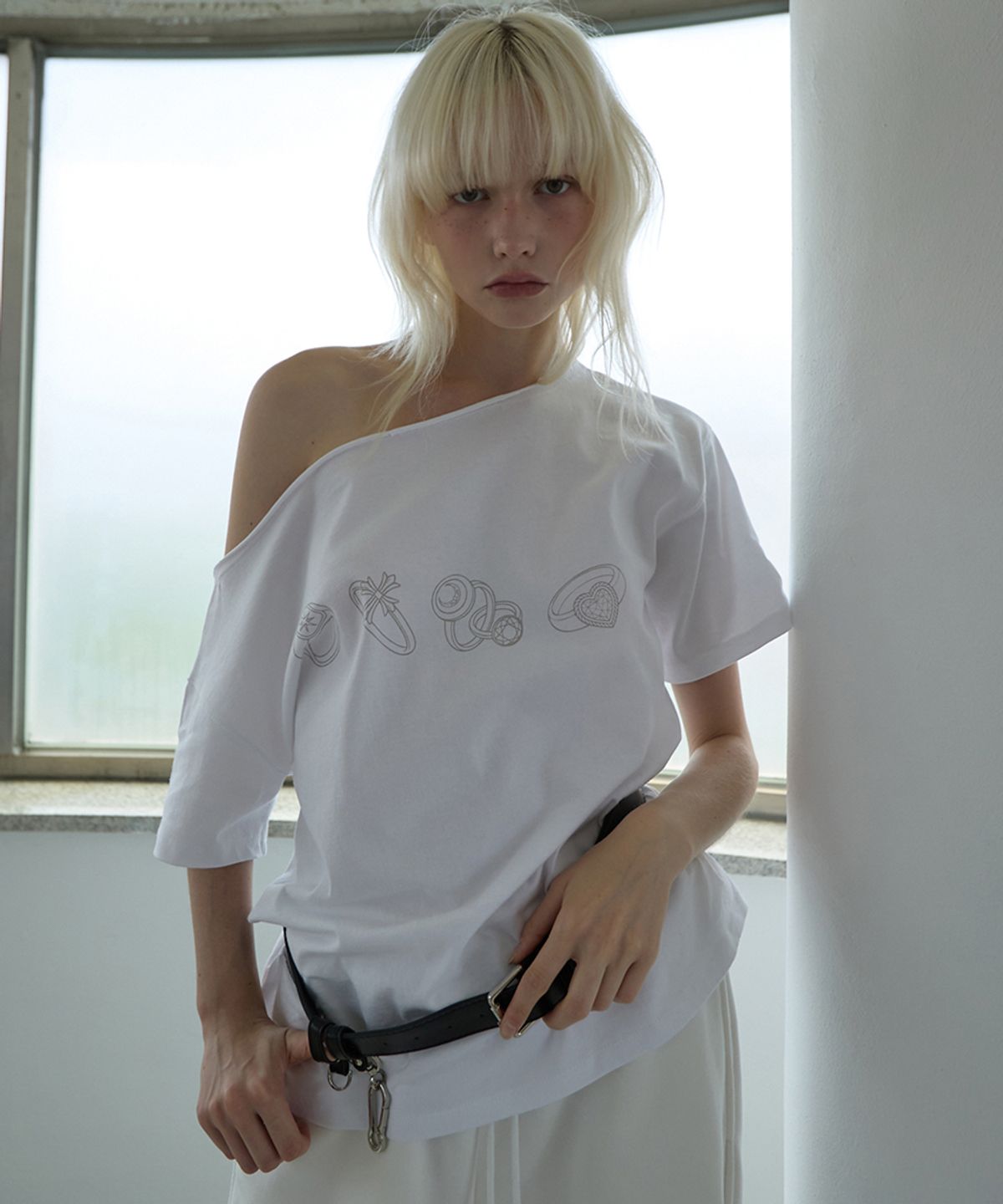 렌세(RENSE) Ring Graphic One Shoulder Tee White
