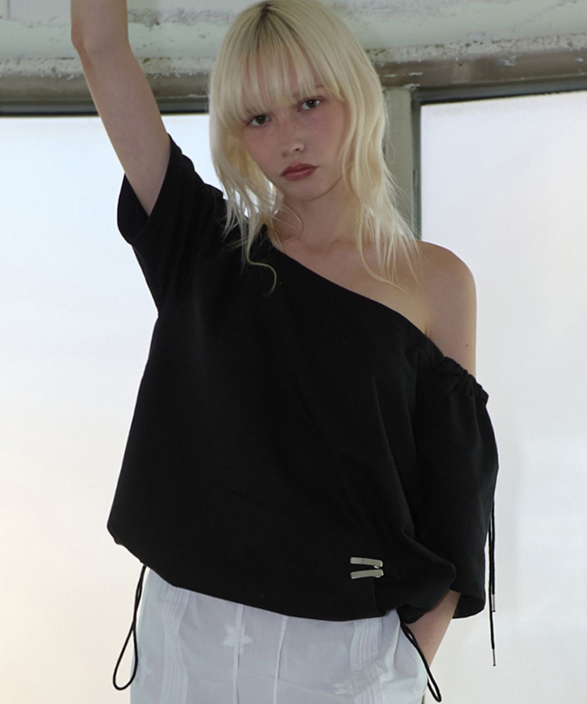 렌세(RENSE) Drawstring Off Shoulder Tee Black