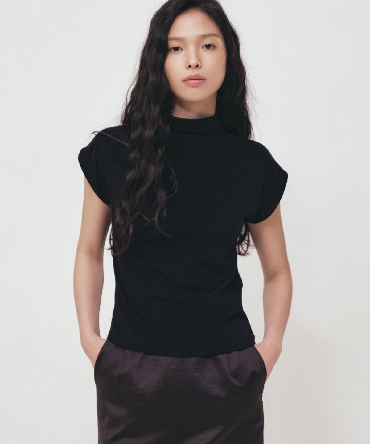닉앤니콜(NICK&NICOLE) HALF NECK SLIM TOP_BLACK