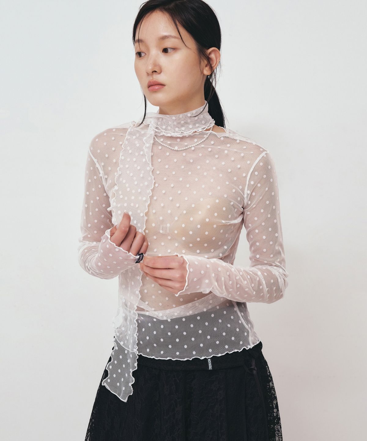 닉앤니콜(NICK&NICOLE) DOT MESH SCARF TOP_IVORY