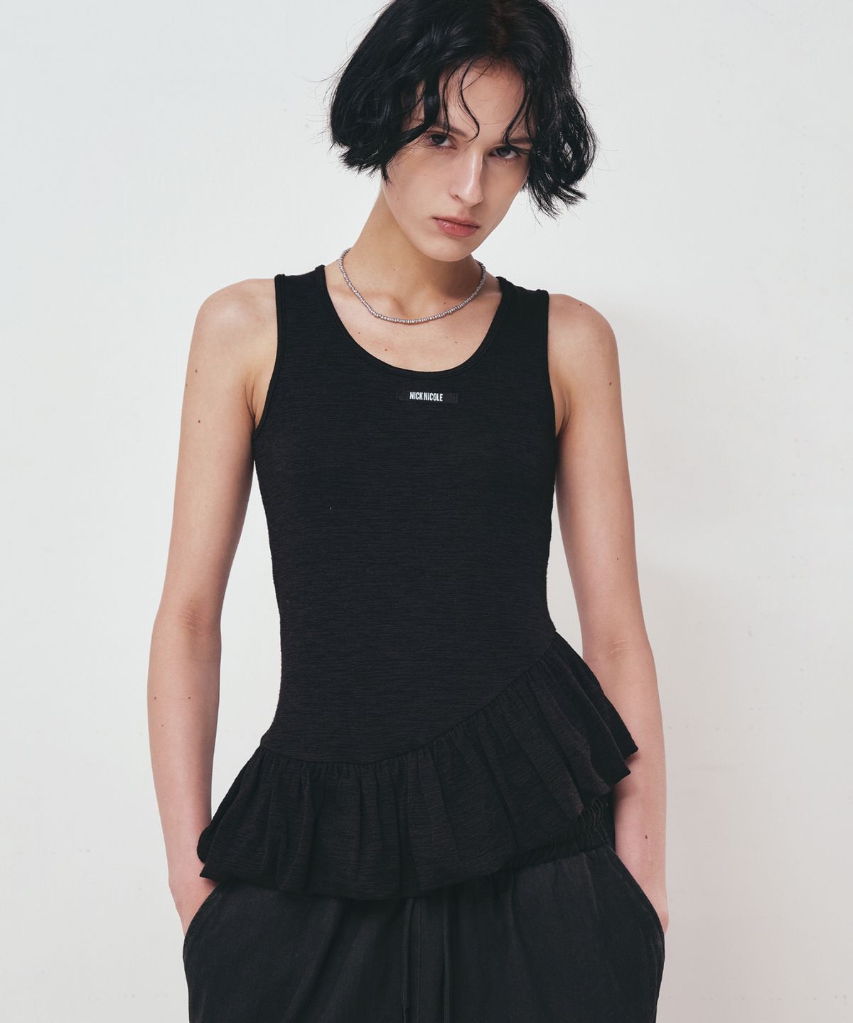 닉앤니콜(NICK&NICOLE) BALLOON LABEL SLEEVELESS_BLACK