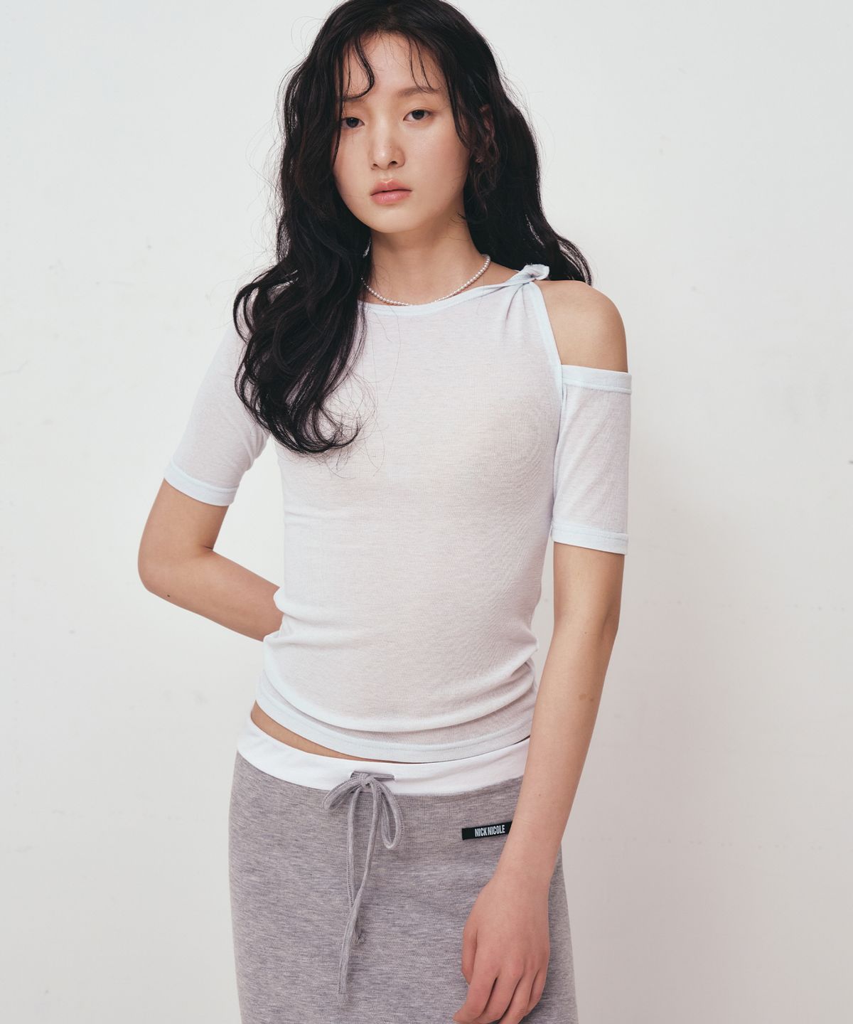 닉앤니콜(NICK&NICOLE) TWIST CUT OUT HALF TOP_SKY BLUE